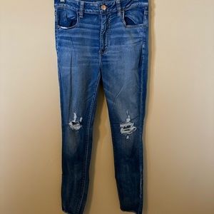 Light-wash American Eagle Knee ripped jeans!
